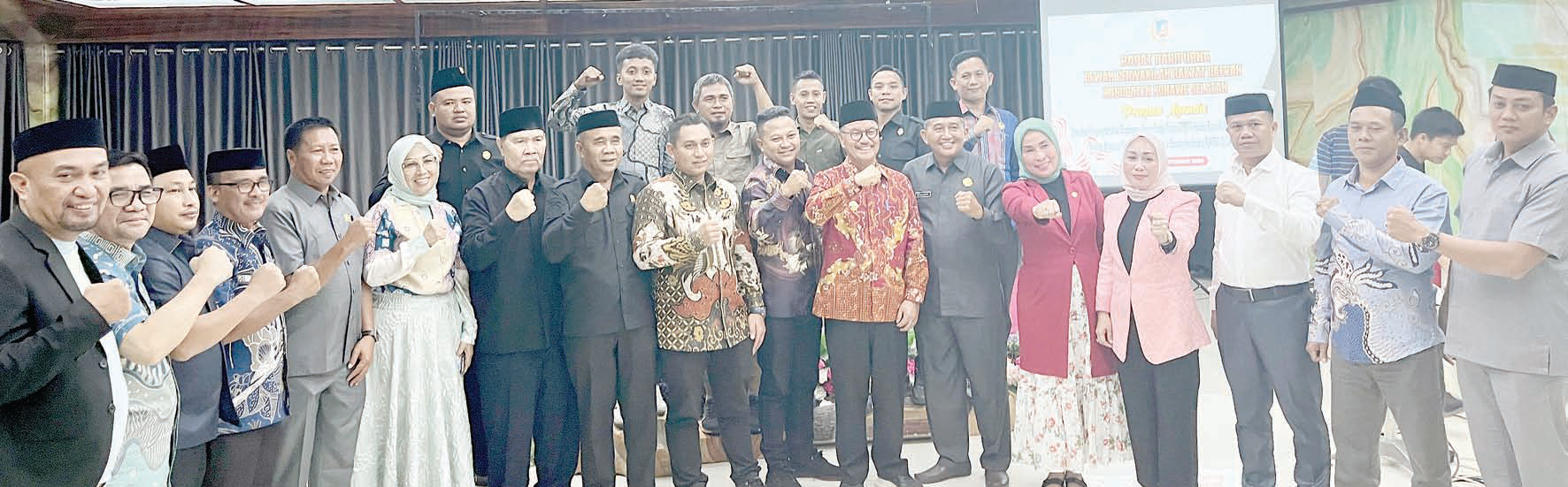 ATAS NAMA RAKYAT : Pose bersama jajaran Pemerintah Kabupaten bersama anggota DPRD Konsel usai menuntaskan pembahasan APBD Perubahan tahun 2024, tanpa legislator Partai Golkar. (I NGURAH PANDI SANTOSA/KENDARI POS)