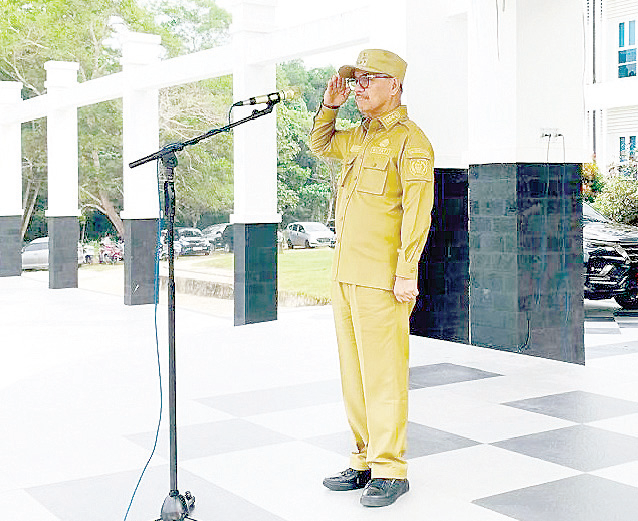 INGAT TUPOKSI : Bupati Konsel, H. Surunuddin Dangga ketika memimpin apel bersama jajarannya di lingkup Pemkab, kemarin. Ia mengingatkan para ASN untuk tetap bekerja dan tidak terlibat politik praktis. (I NGURAH PANDI SANTOSA/ KENDARI POS)