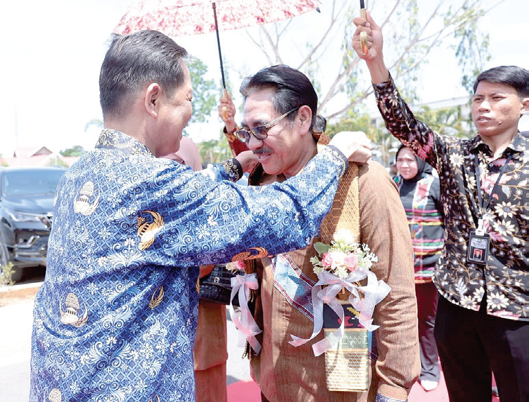 Sekda Bombana Drs. Man Arfa saat menyambut secara perdana Pj Bupati Bombana Edy Suharmanto. (IST)