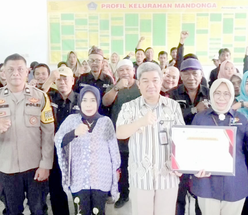 LAUNCHING: Sekda Kota Kendari, Ridwansyah Taridala bersama jajaran foto bersama usai melaunching Program Kelurahan Cinta Statistik di Mandonga, kemarin. (AGUS SETIAWAN/KENDARI POS)