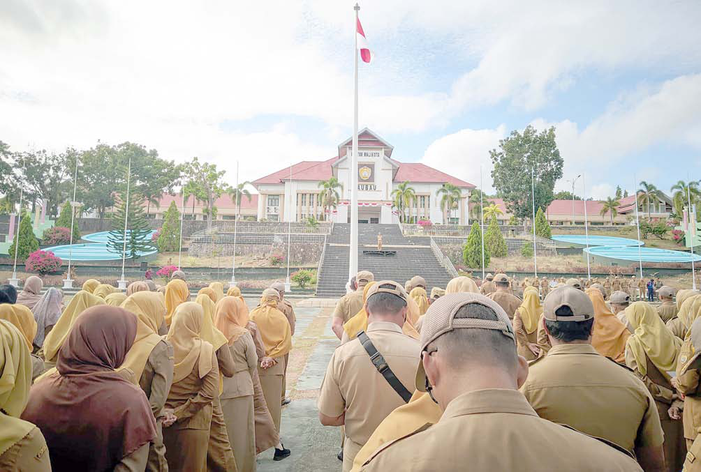 KEDISIPLINAN : Para ASN lingkup Pemkot Baubau diinstruksikan mengenakan seragam dan atribut lengkap, sesuai ketentuan yang berlaku. Terkhusus bagi OPD yang memiliki pakaian khusus. (DISKOMINFO KOTA BAUBAU FOR KENDARI POS)