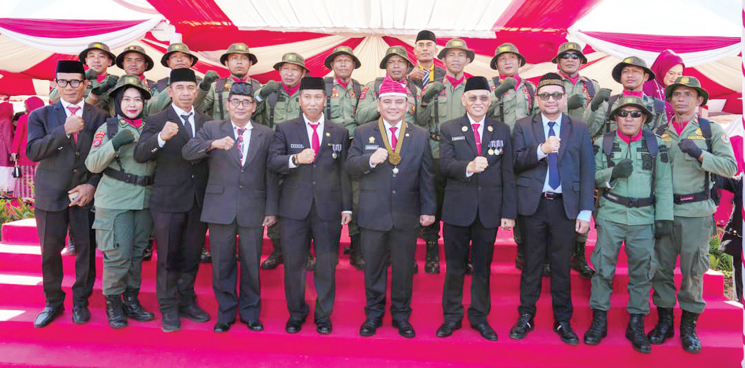 Kadis Kehutanan Sultra, Ir Sahid (lima dari kiri) foto bersama Pj Gubernur Sultra, Andap Budhi Revianto (lima dari kanan) dan Sekda Asrun Lio (empat dari kanan) usai upacara hari 17 Agustus 2024. (IST)