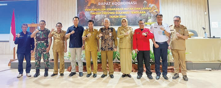 Kadis Kehutanan Sultra, Sahid (lima dari kiri) foto bersama Sekda Sultra, Asrun Lio (lima dari kanan) serta sejumlah pejabat usai rapat koordinasi pengendalian kebakaran hutan dan lahan tingkat provinsi. (IST)