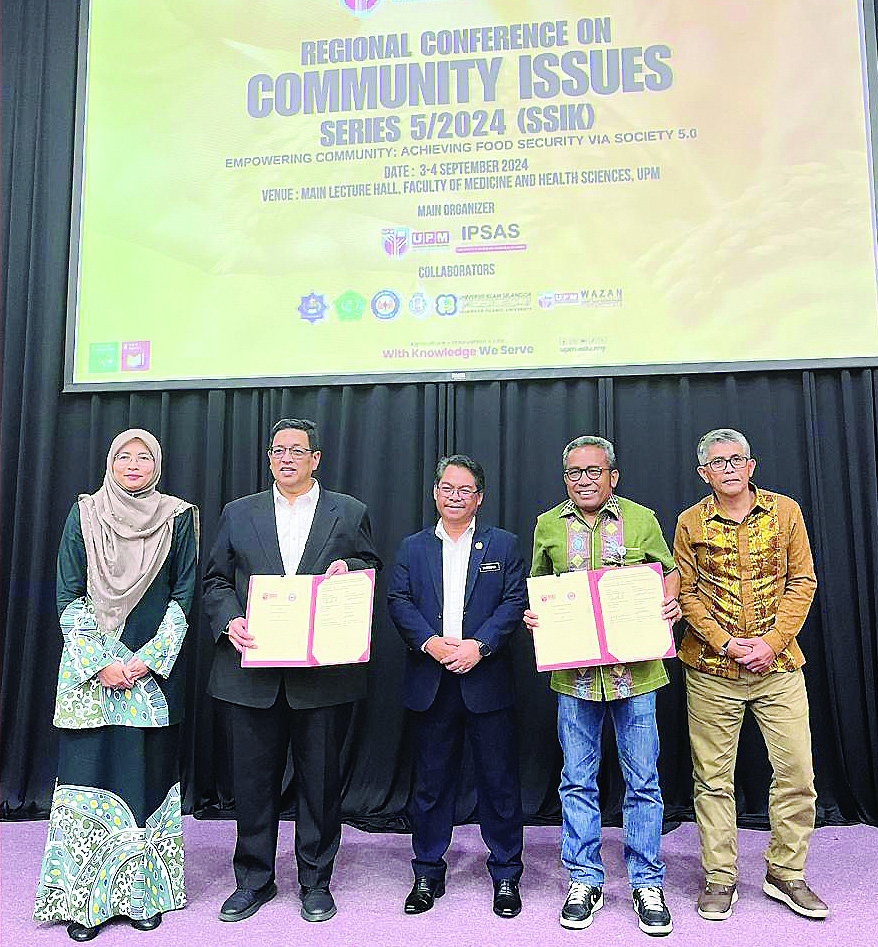 Rektor UHO Prof. Dr. Muhammad Zamrun Firihu, S. Si.,M.Si.,M. Sc (2 dari kanan) didampingi Dekan Fisip UHO Prof.Eka Suaib (kanan) menjalin kerja sama dengan Universitas Putra Malaysia (UPM). Penandatanganan kerja sama itu disaksikan Wakil Menteri Pendidikan Malaysia, Mustafa (tengah) di Malaysia, Rabu (4/9/2024). (IST)