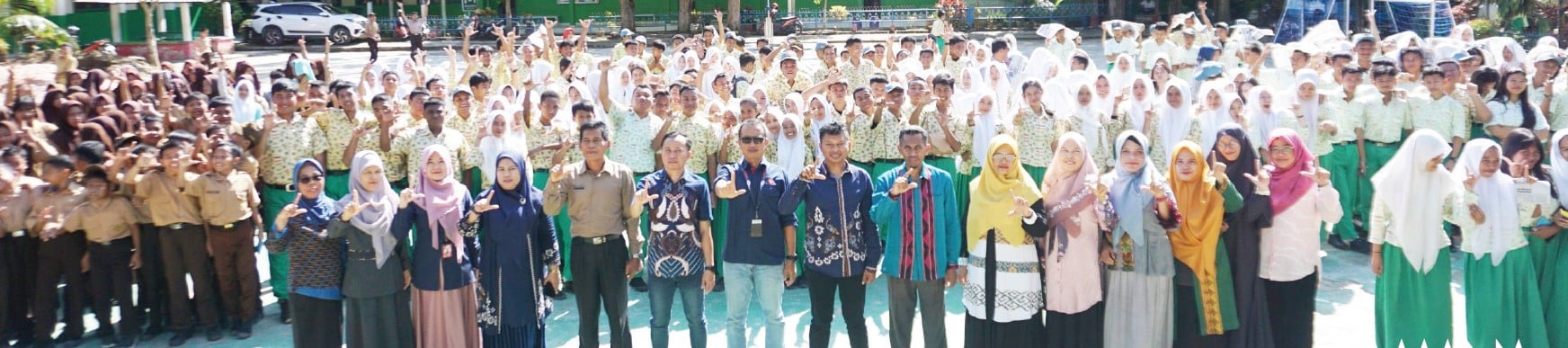 Wakil Direktur Kendari Pos, Awal Nurjadin (6 dari kiri), Manager Mobile Consumer Branch Telkomsel Kendari, Mahmud Hilaluddin (7 dari kiri), Pemimpin Redaksi Kendari Pos, Inong Saputra (8 dari kanan) dan Kepala SMA Kartika XX-2 Kendari, La Ode Suayib (7 dari kanan) bersama para guru dan siswa SMA Kartika XX-2 Kendari serta siswa SMP Kartika XX-6 Kendari, Kamis (3/10/2024). (MUH.ABDI ASMAUL AMRIN / KENDARI POS)