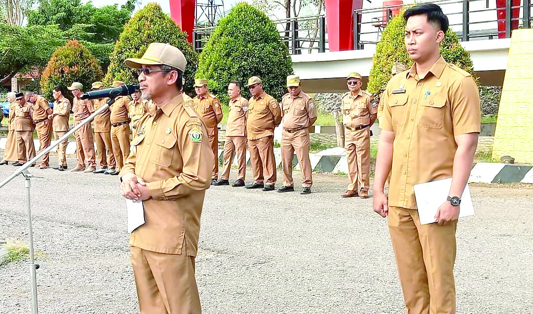 Penjabat Sementara (Pjs) Bupati Konawe Utara, La Ode Saifuddin (kiri) saat memimpin apel gabungan di kantor Bupati Konut, Senin (30/9/2024). (PROKOPIM SETKAB KONUT FOR KENDARI POS)