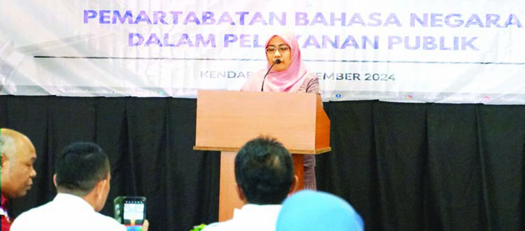 Kepala Kantor Bahasa Prov. Sultra, Dr. Uniawati, bersama narasumber, saat kegiatan. (IST)