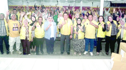 Calon Gubernur Sultra, Tina Nur Alam (lima dari kiri) bersama Ketua DPD 1 Golkar Sultra, Herry Asiku beserta jajaran pengurus Golkar foto bersama usai kegiatan, Sabtu (5/10/2024). (IST)