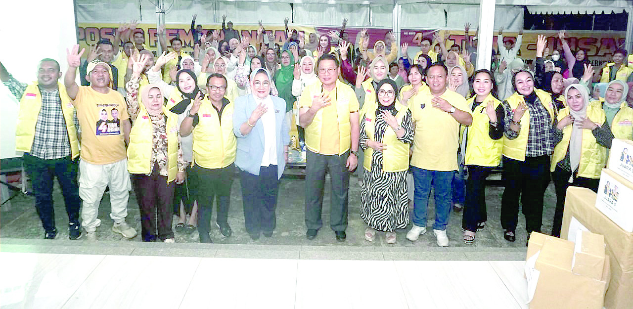 Calon Gubernur Sultra, Tina Nur Alam (lima dari kiri) bersama Ketua DPD 1 Golkar Sultra, Herry Asiku beserta jajaran pengurus Golkar foto bersama usai kegiatan, Sabtu (5/10/2024). (IST)