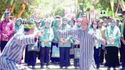 Tim Penggerak PKK Sultra disambut saat datang menilai Desa Burangasi Rumbia dalam lomba program PKK tingkat provinsi. (IST)