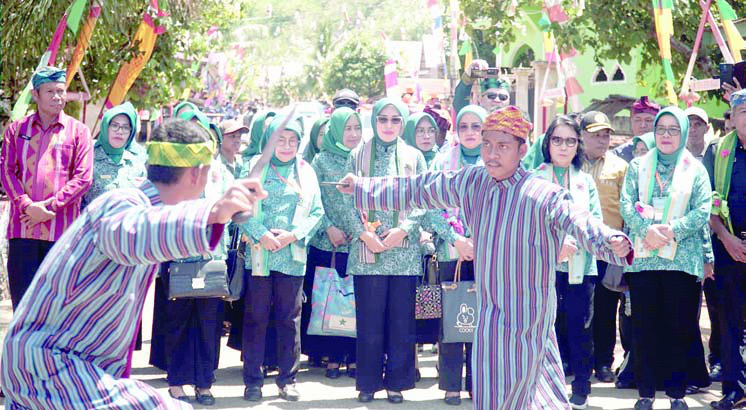 Tim Penggerak PKK Sultra disambut saat datang menilai Desa Burangasi Rumbia dalam lomba program PKK tingkat provinsi. (IST)