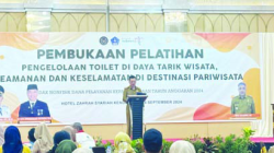 PENGELOLAAN OBJEK WISATA : Asisten II Setda Kota Kendari Jahudding memberi pengarahan pada Pelatihan Pengelolaan Toilet di Destinasi Wisata yang digagas Dinas Pariwisata dan Ekonomi Kreatif (Disparekraf) Kota Kendari akhir pekan lalu. (LAODE IDRIS SYAPUTRA/KENDARI POS)