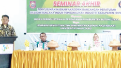 PENGEMBANGAN KAWASAN : Seminar akhir rencana induk pembangunan industri kabupaten yang digelar pihak Dinas Perindustrian dan Perdagangan Butur bersama LPM Universitas Halu Oleo, dibuka resmi Wakil Bupati, Kompol (Purn) Ahali. (DISKOMINFO KABUPATEN BUTON UTARA FOR KENDARI POS)