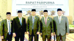 Achmad Aksar, S.H., (kanan) berpose bersama usai pelantikan sebagai Anggota DPRD Provinsi Sulawesi Tenggara (Sultra) periode 2024-2029 di Ballroom Phinisi Claro Kendari Senin (7/10/2024). (IST)