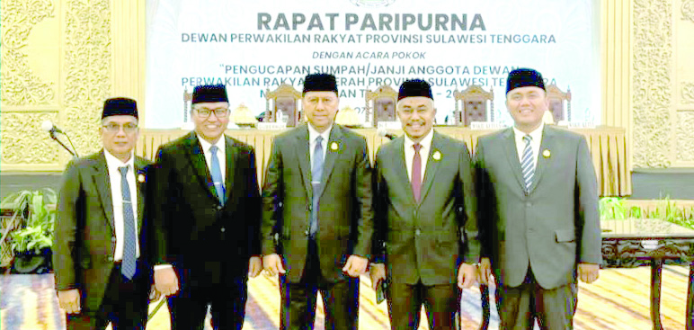 Achmad Aksar, S.H., (kanan) berpose bersama usai pelantikan sebagai Anggota DPRD Provinsi Sulawesi Tenggara (Sultra) periode 2024-2029 di Ballroom Phinisi Claro Kendari Senin (7/10/2024). (IST)