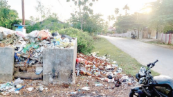 Tempat pembuangan sampah sementara di Pasar Lawa sudah penuh dan menumpuk akibat tidak diangkut oleh Dinas Lingkungan Hidup. Bahkan terlihat sampah mulai dibuang di luar, dekat bahu jalan. (AKHIRMAN/KENDARI POS)