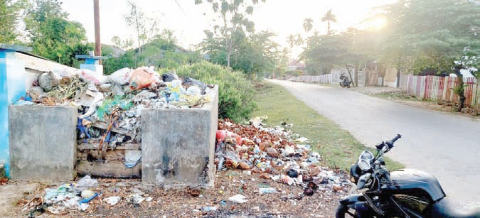 Tempat pembuangan sampah sementara di Pasar Lawa sudah penuh dan menumpuk akibat tidak diangkut oleh Dinas Lingkungan Hidup. Bahkan terlihat sampah mulai dibuang di luar, dekat bahu jalan. (AKHIRMAN/KENDARI POS)