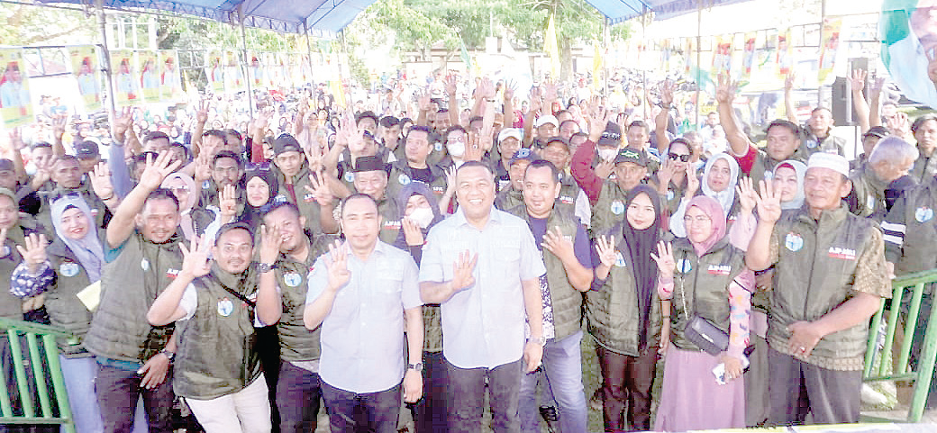 Aksan Jaya Putra dan Andi Sulolipu, Calon Wali Kota dan Wakil Wali Kota Kendari saat kampanye di Kelurahan Anawai, kemarin. (IST)