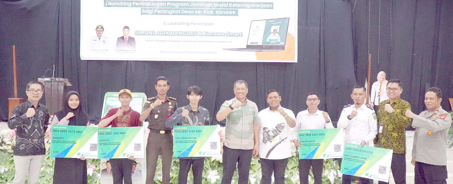 KUALITAS PELAYANAN : Sekab Konawe Ferdinand Sapan (tengah) berpose saat giat sosialisasi aplikasi Simoni Adik Bangdes dan launching kartu kepesertaan BPJS Ketenagakerjaan bagi perangkat desa se-Konawe. (ADI HIDAYAT/KENDARI POS)