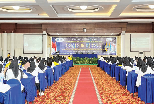 Suasana kegiatan Orientasi Studi Mahasiswa Baru di Hotel Azizah Syariah Kendari. (HUMAS UT KENDARI)