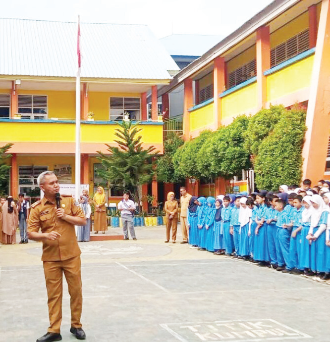 STOP BULLYING : Pelajar SDN 84 Kendari mengikuti kampanye stop bullying yang digelar DP3A Kota Kendari, Selasa (8/10). (LAODE IDRIS SYAPUTRA/KENDARI POS)