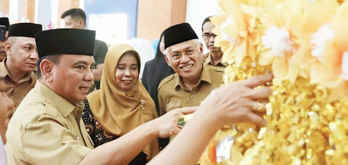 MAULID NABI MUHAMMAD : PJ Gubernur Sultra Andap Budhi Revianto (kiri) mengapresiasi tradisi male pada peringatan maulid nabi Muhammad SAW di aula Bahteramas, Senin (30/9). (RAHMA SAFITRI/KENDARI POS)