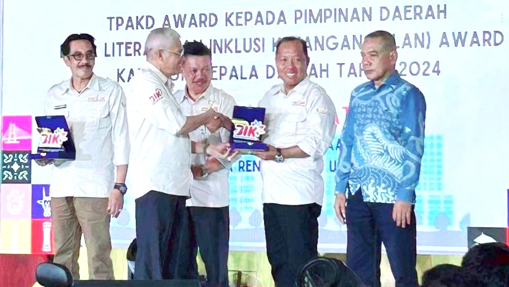 Kabupaten Wakatobi menerima award dari OJK karena TPAKD Wakatobi Terinovasi Dalam Pembiayaan Mikro Berbiaya Rendah Bagi UMKM yang diterima langsung Sekda Wakatobi, Nadar (kedua kanan). (IST)