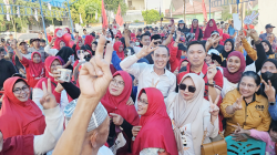 TAMBAHAN DUKUNGAN : Pasangan calon bupati dan wakil bupati Kolaka nomor urut 2, Muhammad Jayadin- Deni Germanto Lisan (JADI) berpose bersama pendukungnya para kaum perempuan yang menamakan diri Kartini JADI, di Kecamatan Pomalaa, kemarin. (ZULFADLY NUR/KENDARI POS)