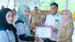 USAHA KREATIF : Kepala DPPPA Konsel, Hj. St. Hafsa (kanan) secara simbolis menyerahkan sertifikat pelatihan yang digagas Rumah Kreatif “Konsel Mandara”. (DISKOMINFO KABUPATEN KONAWE SELATAN FOR KENDARI POS)