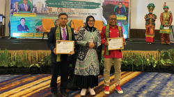 Foto bersama Rektor UHO, Prof. Dr. Muhammad Zamrun Firihu, S.Si., M.Si., M.Sc. (kanan), Dekan FHIL UHO, Dr. Lies Indriyani, S.P., M.Si. (tengah), dan Pemateri, Prof. Dr. Wan Mohd Nazri Wan Abdul Rahman (kiri), usai penyerahan cinderamata. (Humas UHO for Kendari Pos)