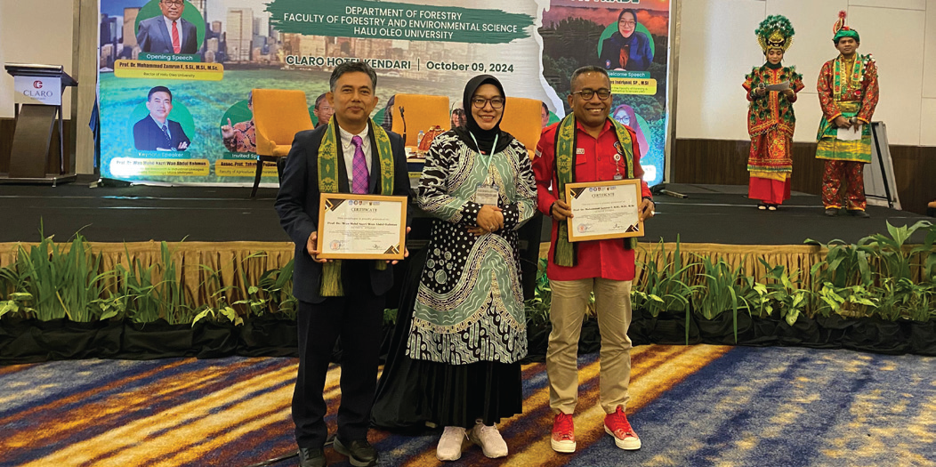 Foto bersama Rektor UHO, Prof. Dr. Muhammad Zamrun Firihu, S.Si., M.Si., M.Sc. (kanan), Dekan FHIL UHO, Dr. Lies Indriyani, S.P., M.Si. (tengah), dan Pemateri, Prof. Dr. Wan Mohd Nazri Wan Abdul Rahman (kiri), usai penyerahan cinderamata. (Humas UHO for Kendari Pos)