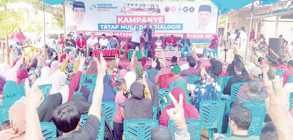 MEMBANGUN HARMONI : Pasangan calon Bupati dan Wakil Bupati Kolaka nomor urut 2, Muhammad Jayadin-Deni Germanto Lisan berpose bersama warga usai menggelar kampanye tatap muka dan dialogis di Kelurahan Watubangga, kemarin. (ZULFADLY NUR/KENDARI POS)