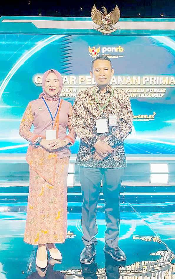 LAYANAN PUBLIK : Kepala DPM-PTSP Kota Baubau, Suarmawati, ketika mendampingi Pj Wali Kota, Muh. Rasman Manafi, saat menghadiri Gebyar Pelayanan Prima 2024. (DISKOMINFO KOTA BAUBAU FOR KENDARI POS)