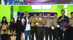 Direktur Kendari Pos Irwan Zainuddin, Kepala Sekolah SMAN 6 Kendari Idham Managemen Kendari Pos, dan team dari Telkomsel bersama penanya dari peserta Kendari Pos bersama Telkomsel Road To School. (IST)