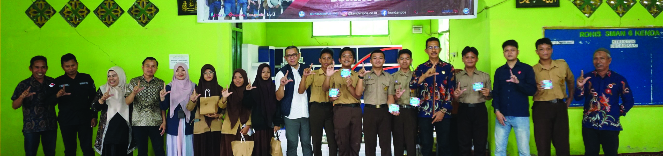 Direktur Kendari Pos Irwan Zainuddin, Kepala Sekolah SMAN 6 Kendari Idham Managemen Kendari Pos, dan team dari Telkomsel bersama penanya dari peserta Kendari Pos bersama Telkomsel Road To School. (IST)