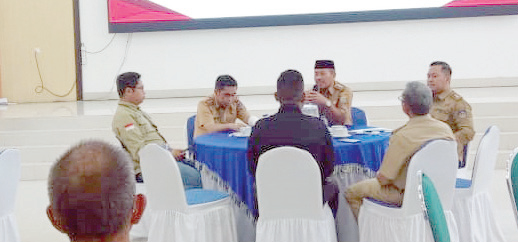 PERKEMBANGAN POLITIK : Suasana rapat koordinasi Deks Pilkada yang turut dihadiri Pjs Bupati Kolaka Timur, Ari Sismanto. Pertemuan tersebut untuk memastikan helatan pesta demokrasi dapat berjalan lancar, aman dan kondusif, kemarin. (KUSDIN/KENDARI POS)