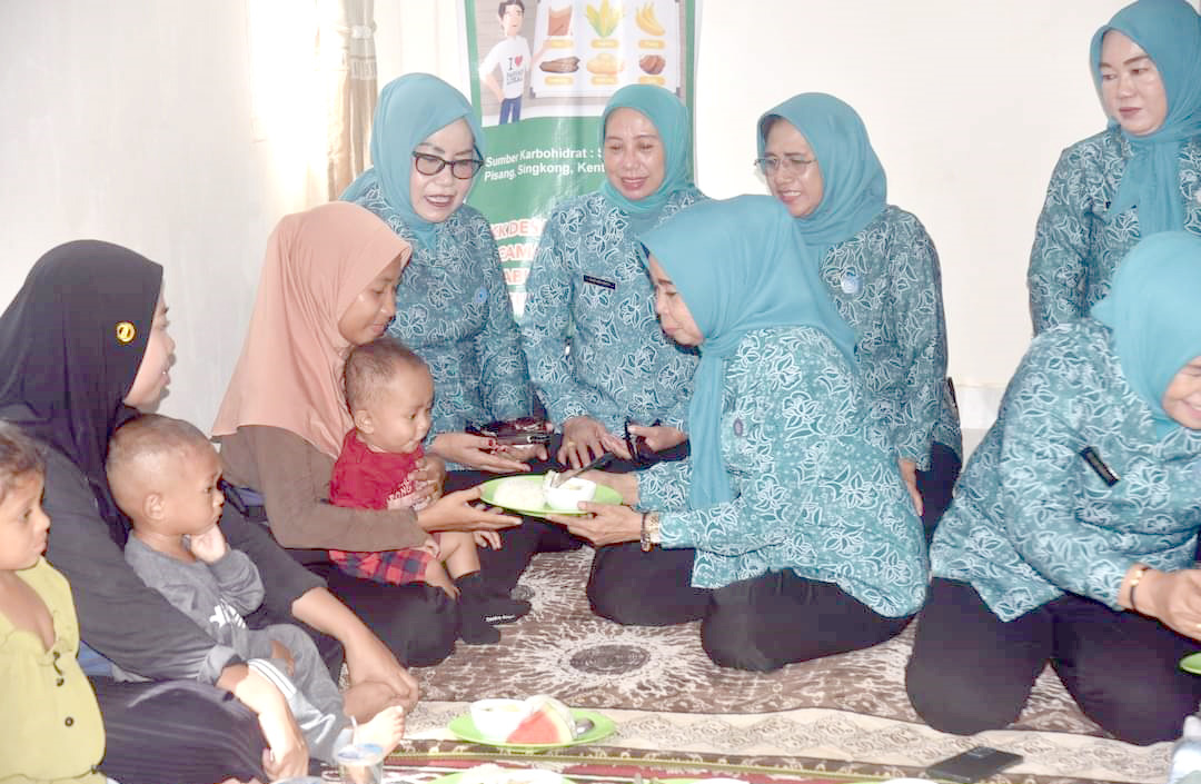 Tim Penggerak PKK memberikan makanan sehat dan bergizi kepada anak guna mencegah stunting. (IST)