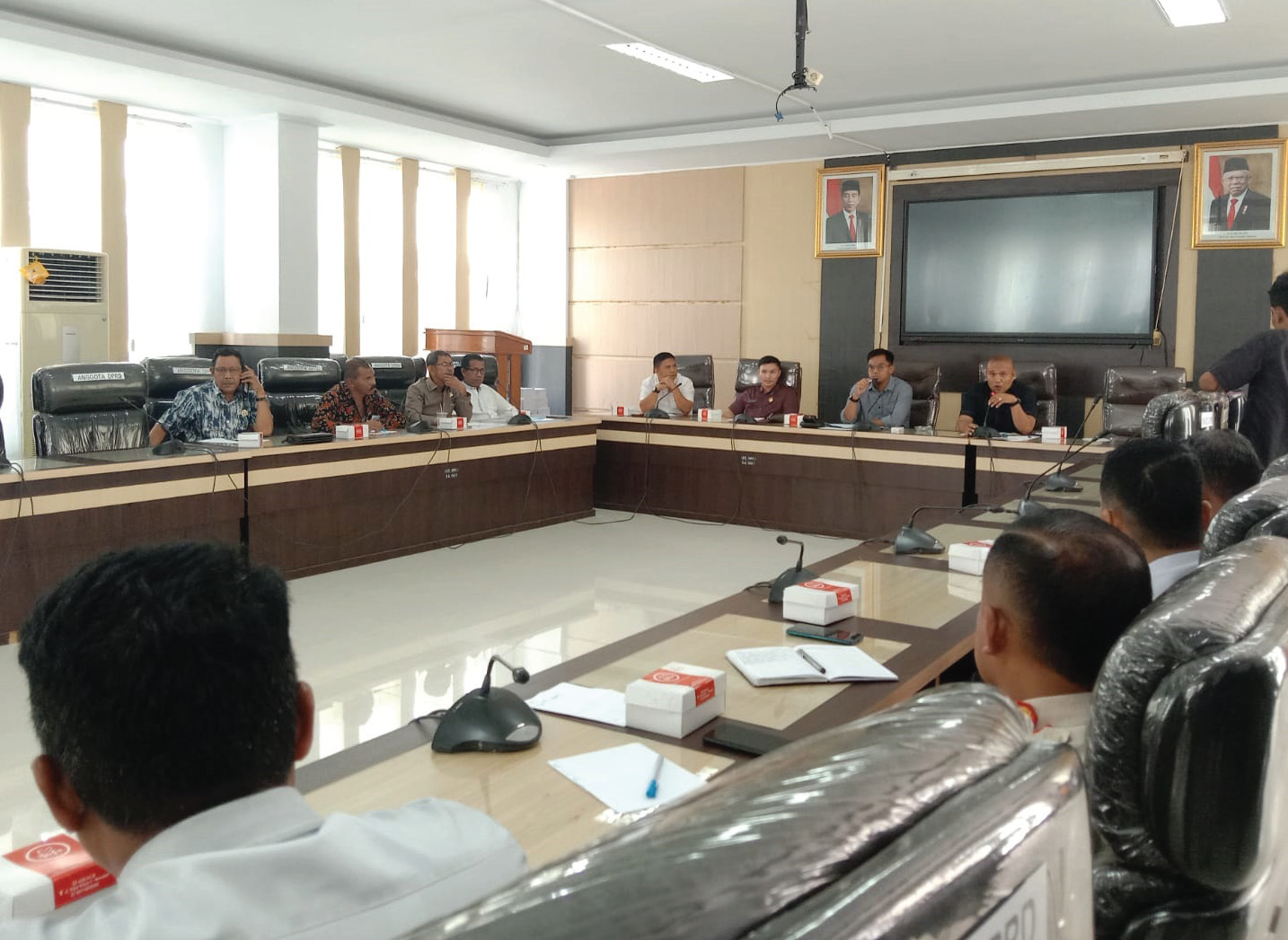 RAPAT DENGAR PENDAPAT : Suasana RDP membahas dugaan pelanggaran Penginapan Utami 8 di Gedung DPRD Kota Kendari, kemarin. (LAODE IDRIS SYAPUTRA/KENDARI POS)