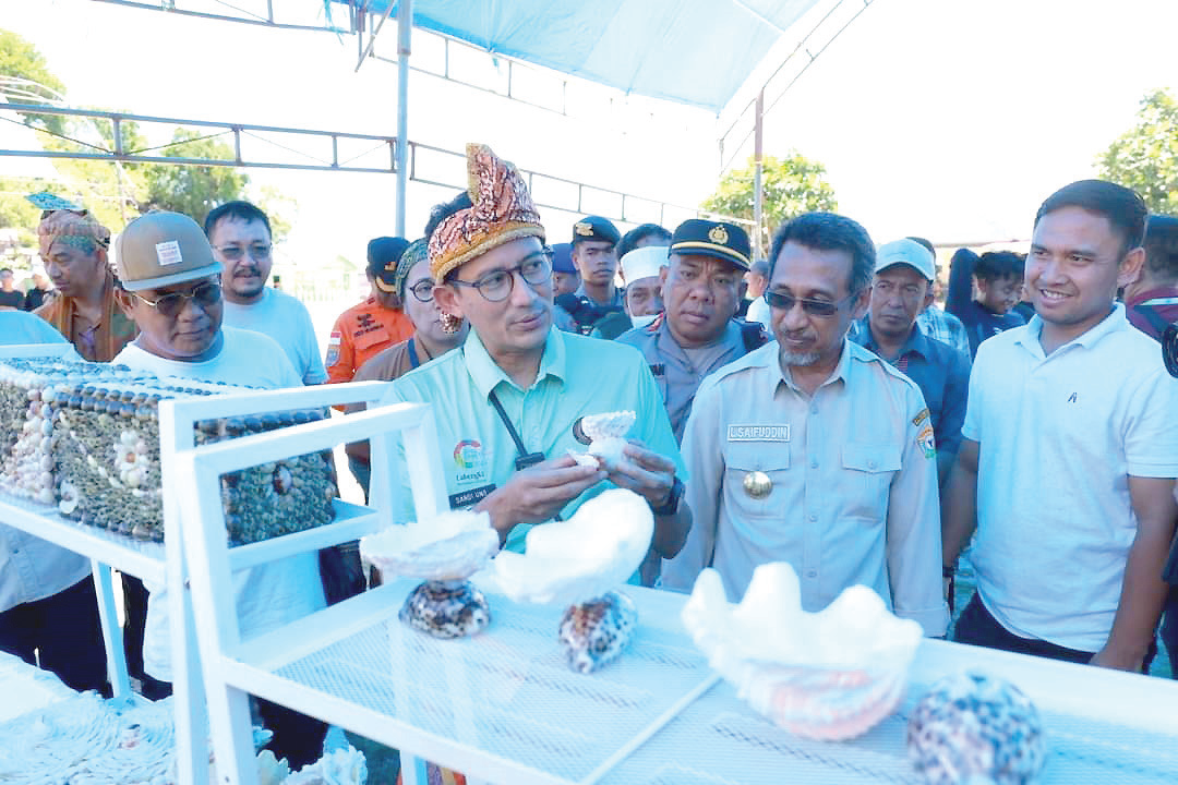 Menteri Pariwisata dan Ekonomi Kreatif (Menparekraf) RI, Sandiaga Salahuddin (2 dari kiri) saat berkunjung di Pulai Labengki didampingi Pjs Bupati Konut, La Ode Saifuddin (2 dari kanan), Jumat (11/10/2024). (Sandiaga Uno Menteri Pertama Kunjungi Labengki)