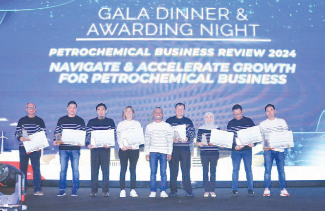 CEO Kalla Aspal, Disa Rizky Novianty, telah menerima penghargaan Best Agent Terminal Asphalt dalam Gala Dinner & Awarding Night Petrochemical Business Review 2024 dari Pertamina Patra Niaga di Hotel Intercontinental Bandung, awal September 2024 lalu. (DOK KALLA ASPAL FOR KENDARI POS)