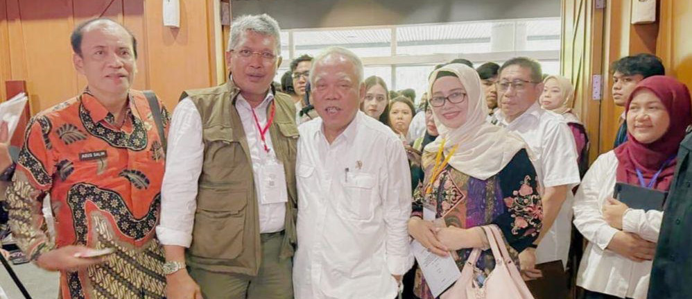 Pj Wali Kota Kendari, Muhammad Yusup foto bersama Menteri PUPR Basuki Hadimuljono usai penyerahan aset di Jakarta, kemarin. (IST)