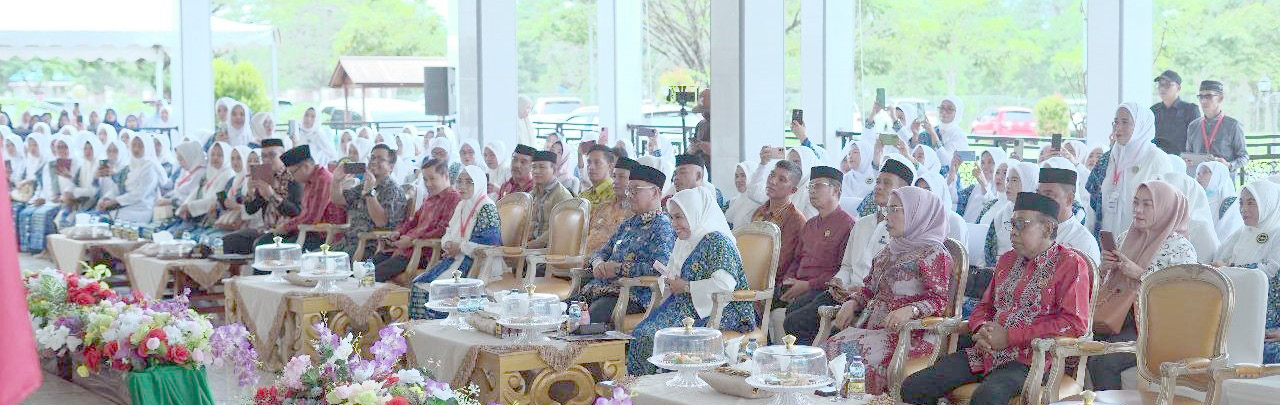 UMAT CERDAS : Suasana pembukaan kegiatan jambore BKMT yang dirangkaikan dengan helatan sejumlah lomba keagamaan, dihadiri Bupati Konsel, H. Surunuddin Dangga. (DISKOMINFO KABUPATEN KONAWE SELATAN FOR KENDARI POS)