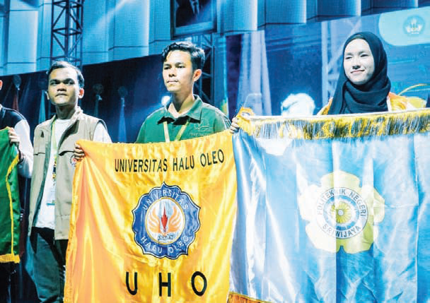 Mahasiswa Prodi Jurnalistik Fisip UHO, Muhammad Ulul Aidi, membentangkan bendera UHO. (DOK FISIP UHO)