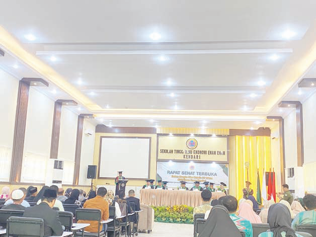 Suasana Rapat Senat Terbuka Dies Natalis ke-30 STIE 66 Kendari. (EWIN ENDANG SAHLUTRI/KENDARI POS)