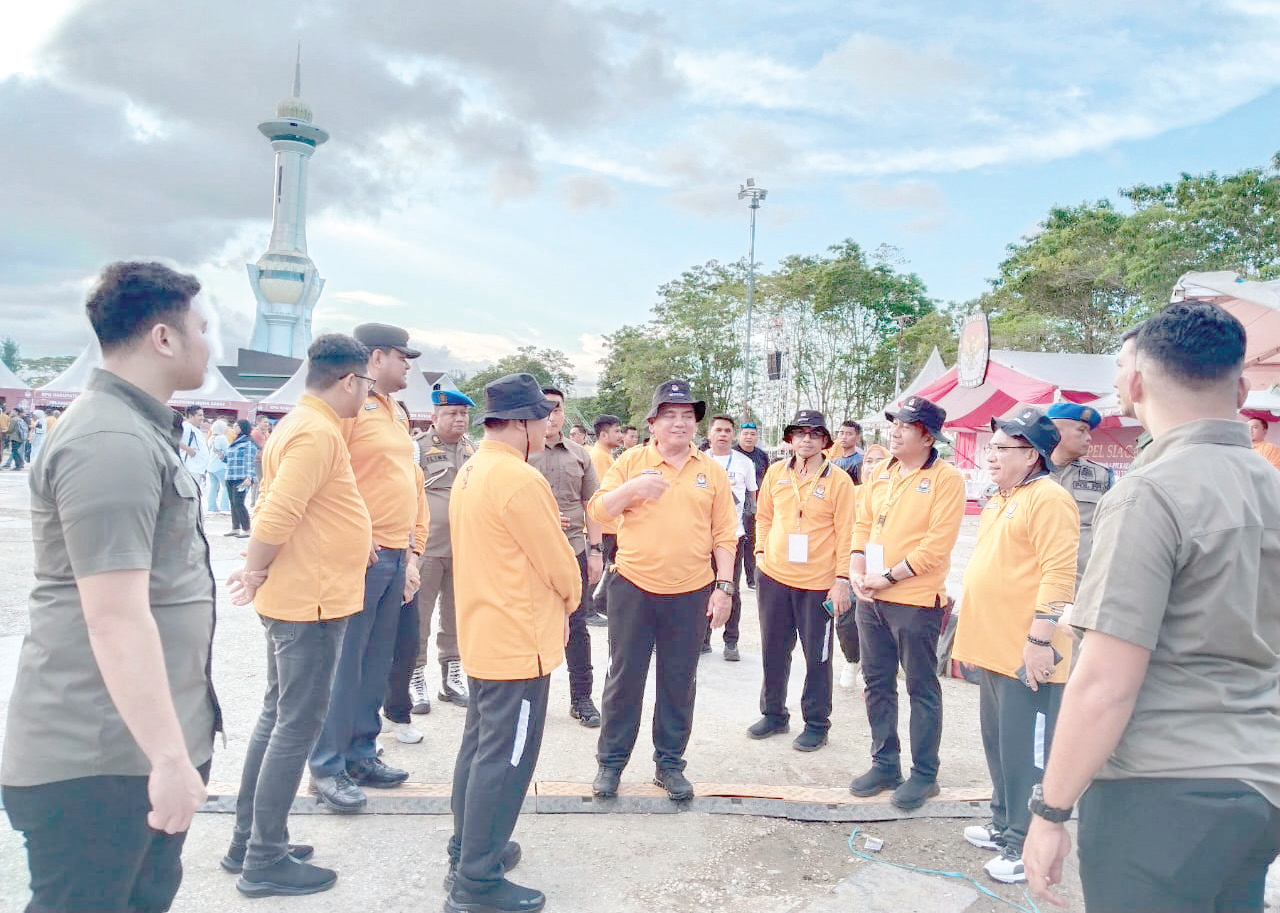 Pj Gubernur Sultra berdiskusi dengan peyelenggara pemilu usai senam sehat di eks MTQ Kendari, kemarin. (IST)