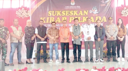 DEWASA BERPOLITIK : Suasana Kirab Pilkada tahun 2024 sekaligus sosialisasi tahapan pemilihan gubernur dan bupati Butur di Balai Pertemuan Kecamatan Wakorumba Utara, dihadiri Asisten Pemerintahan dan Kesra Setkab, Mansur. (PROKOPIM SETKAB BUTON UTARA FOR KENDARI POS)