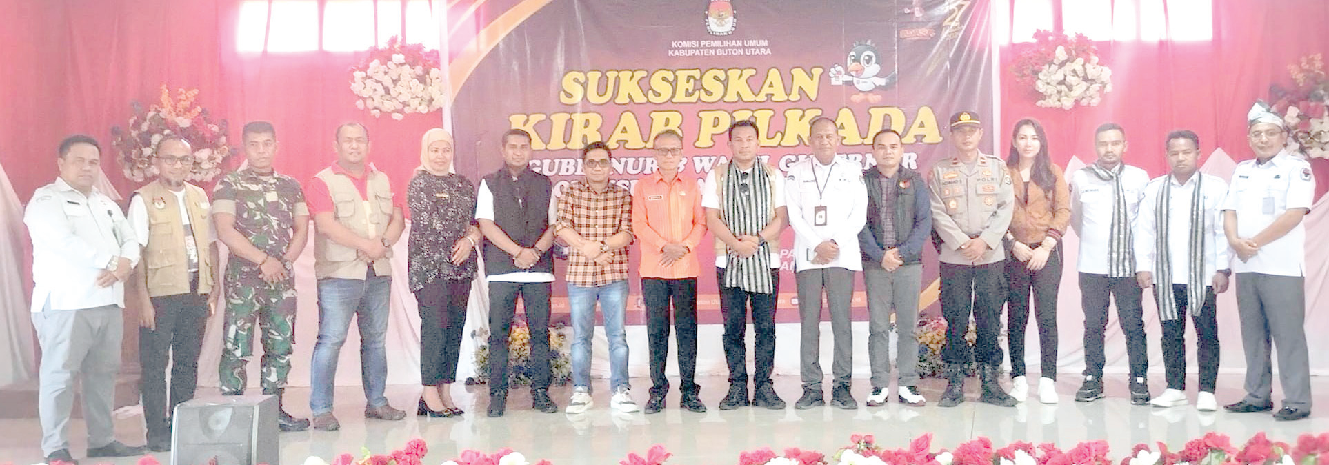 DEWASA BERPOLITIK : Suasana Kirab Pilkada tahun 2024 sekaligus sosialisasi tahapan pemilihan gubernur dan bupati Butur di Balai Pertemuan Kecamatan Wakorumba Utara, dihadiri Asisten Pemerintahan dan Kesra Setkab, Mansur. (PROKOPIM SETKAB BUTON UTARA FOR KENDARI POS)