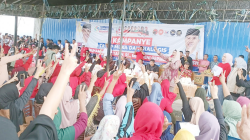 Pasangan calon bupati dan wakil bupati Kolaka nomor urut 2, Muhammad Jayadin-Deni Germanto Lisan, saat melakukan kampanye tatap muka dan dialogisnya di Desa Kaloloa, Kecamatan Samaturu. (ZULFADLY NUR/KENDARI POS)