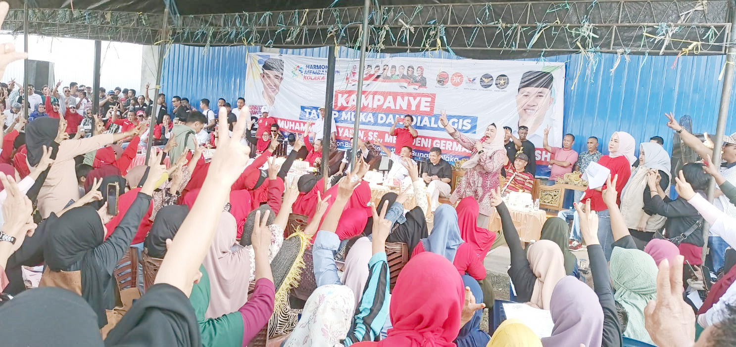 Pasangan calon bupati dan wakil bupati Kolaka nomor urut 2, Muhammad Jayadin-Deni Germanto Lisan, saat melakukan kampanye tatap muka dan dialogisnya di Desa Kaloloa, Kecamatan Samaturu. (ZULFADLY NUR/KENDARI POS)