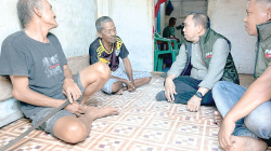 alon Wakil Wali Kota Kendari Andi Sulolipu berdiskusi dengan warga Kampung Pelangi, Kelurahan Tondonggeu, Kecamatan Abeli, Kota Kendari, akhir pekan lalu. (IST)